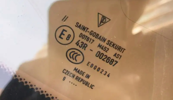 汽車玻璃怎么看時(shí)間和日期 通過(guò)玻璃標(biāo)識(shí)計(jì)算（玻璃上有明顯標(biāo)記）