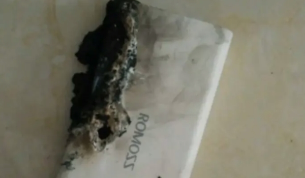 充電寶放在車?yán)锩鏁▎?會出現(xiàn)爆炸（要妥善保管）