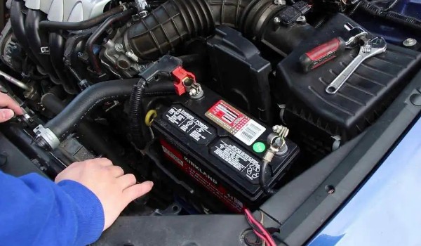 汽車(chē)電瓶多少錢(qián)一個(gè) 電瓶售價(jià)300元一個(gè)(3年使用壽命)