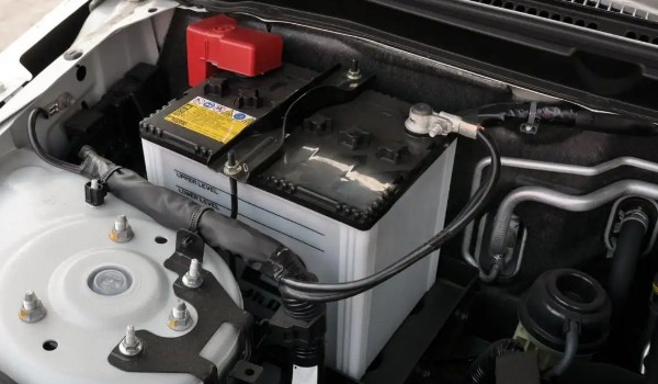 汽車(chē)電瓶多少錢(qián)一個(gè) 電瓶售價(jià)300元一個(gè)(3年使用壽命)