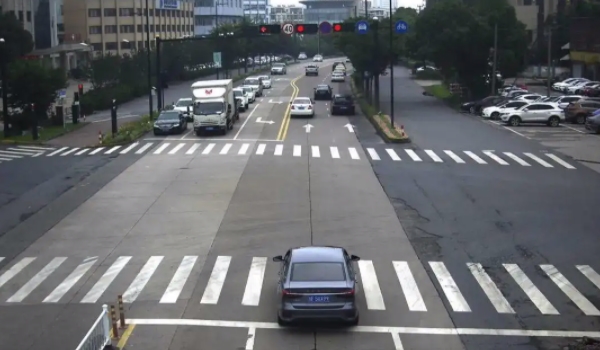 紅燈闖一半停下來(lái)了算闖紅燈嗎 不同情況不同判斷（取決于車身位置）