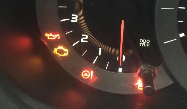 發(fā)動(dòng)機(jī)故障標(biāo)志亮燈 有8種原因?qū)е?發(fā)動(dòng)機(jī)沒(méi)有維護(hù))