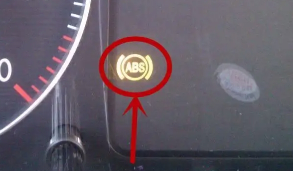 汽車(chē)abs燈亮了怎么回事,還能開(kāi)嗎 剎車(chē)系統(tǒng)故障（不能夠繼續(xù)行駛）