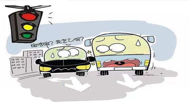 轉(zhuǎn)彎過了一半車身與直行相撞，轉(zhuǎn)彎車優(yōu)先讓直行車