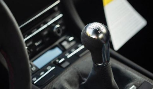 跑車(chē)是手動(dòng)擋多還是自動(dòng)擋多 跑車(chē)手動(dòng)擋多一些(操控性更好)