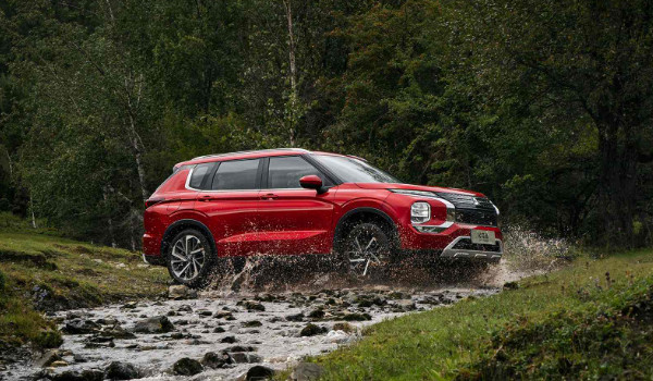 三菱歐藍(lán)德怎么樣值得買嗎 油耗實(shí)測(cè)8.5L(馬力可達(dá)215匹)