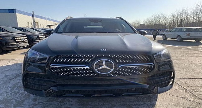 奔馳gle350最新價格2022，指導(dǎo)價為78.88萬元-92.33萬元豪氣沖天