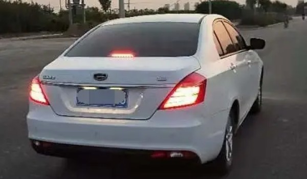 吉利帝豪多少錢一臺(tái)自動(dòng)擋 帝豪自動(dòng)擋售價(jià)7萬(wàn)(落地8萬(wàn))