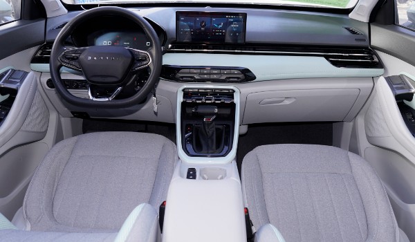 寶駿rs3和五菱星馳哪個(gè)好 星馳車身長達(dá)4365mm(寶駿rs3配置豐富)