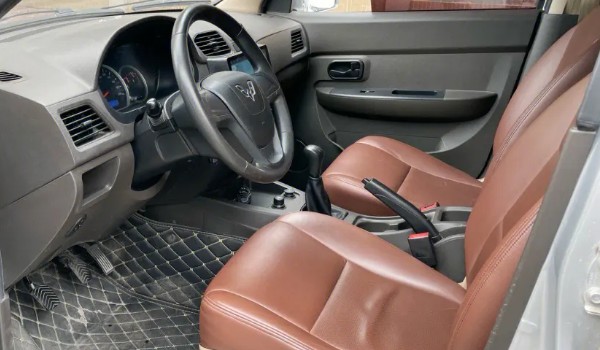 五菱宏光s五座新車(chē)報(bào)價(jià) 宏光s五座版售價(jià)5萬(wàn)(二手價(jià)2萬(wàn))