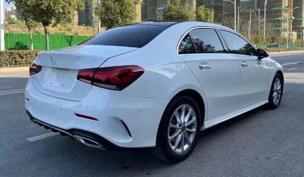 奔馳a級和寶馬1系哪個(gè)好 寶馬1系動(dòng)力更強(qiáng)(a級車身長達(dá)4.6米)