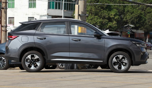 五菱星馳有幾種顏色的 共4種外觀配色(雪邦白配色典雅)