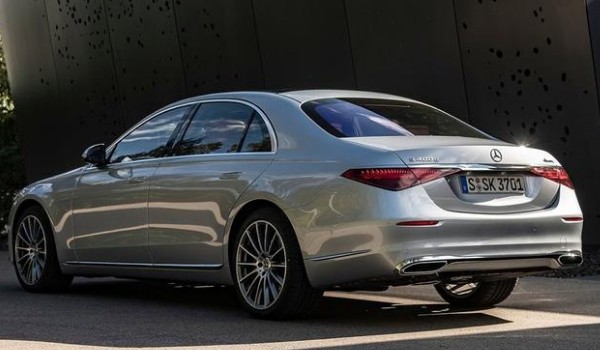 奔馳s級(jí)和奧迪a8哪個(gè)好 奧迪a8動(dòng)力更強(qiáng)(配置功能豐富)