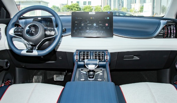 元plus和海豚哪個更值得買 元plus車身長達(dá)4.4米(配置豐富)