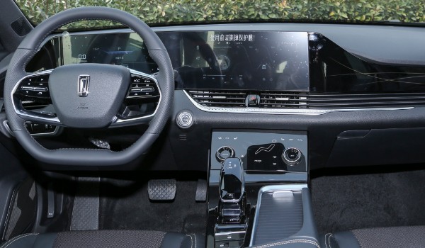 奔騰b70s新款suv報(bào)價(jià)及圖片 2023款b70s售價(jià)12萬(分期首付3萬)