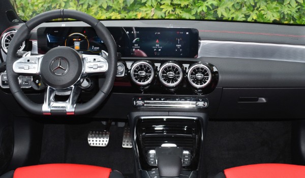 奔馳a級(jí)amg分期首付多少錢 分期首付10萬(wàn)(36期月供7520元)