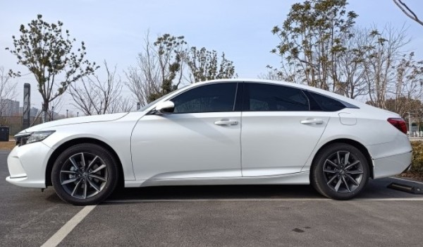 本田英仕派有幾個顏色 搭載了五個配色(晶耀白很時尚)