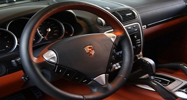 打方向盤有咯噔異響，出現(xiàn)異響要及時檢查維護