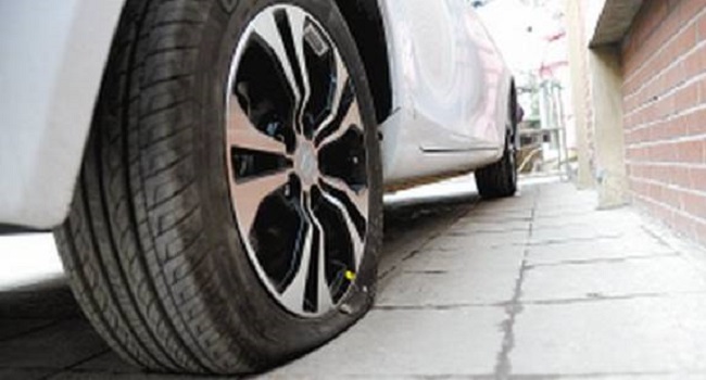 輪胎被釘子扎了補(bǔ)胎還是換胎，駕駛前要檢查輪胎和車況