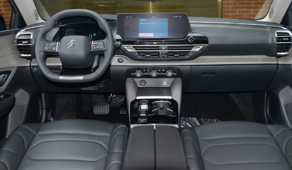 凡爾賽c5x油耗一公里多少錢 消耗6毛錢(排量影響油耗)