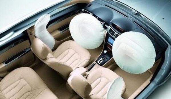 型格有幾個氣囊組成 搭載了10個(安全性很高)