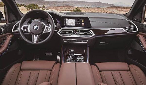 寶馬x5和路虎衛(wèi)士哪個好 衛(wèi)士動力更強(qiáng)(寶馬x5配置豐富)