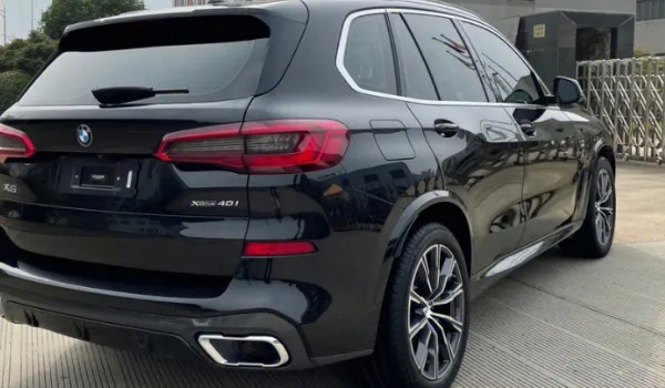 寶馬x5和路虎衛(wèi)士哪個好 衛(wèi)士動力更強(qiáng)(寶馬x5配置豐富)