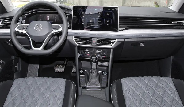 大眾速騰和豐田卡羅拉哪個(gè)好 速騰車長(zhǎng)4.7米(動(dòng)力更強(qiáng))