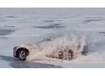小米YU7冰面全網(wǎng)首漂：人車合一 堪比大片