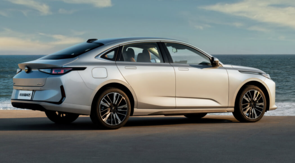 10萬價位四款混動家轎對比 比亞迪秦PLUS已經(jīng)不吃香了？