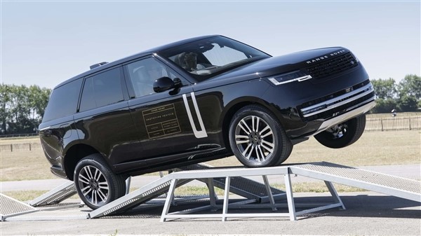 思路對(duì)了！純電路虎攬勝實(shí)車(chē)公布：和燃油版看不出什么區(qū)別