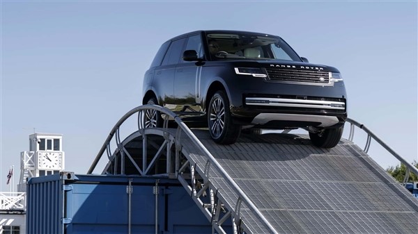 思路對(duì)了！純電路虎攬勝實(shí)車(chē)公布：和燃油版看不出什么區(qū)別