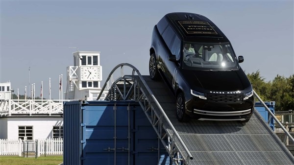 思路對(duì)了！純電路虎攬勝實(shí)車(chē)公布：和燃油版看不出什么區(qū)別