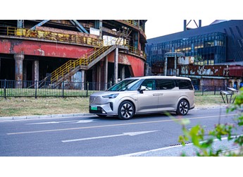 瑞典陸地公務(wù)艙  試駕純電MPV沃爾沃EM90 封面圖