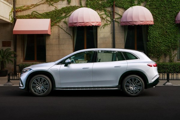 奔馳EQS SUV正式上市 續(xù)航最高742公里 售91.05萬元起