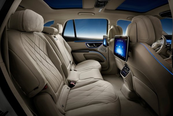 奔馳EQS SUV正式上市 續(xù)航最高742公里 售91.05萬元起