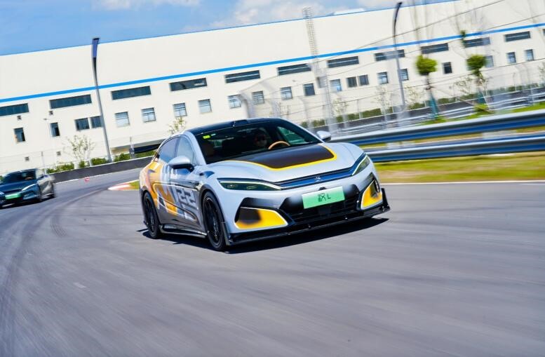 百萬強(qiáng)漢一路朝前，漢L零百2.7s性能暴擊，更有潮改驚艷登場 配圖6