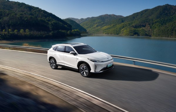 上汽榮威D5X DMH上市 優(yōu)惠價10.98萬元起對標(biāo)比亞迪宋