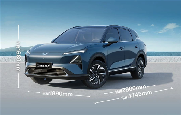 五菱星光S首發(fā)亮相：車內配齊彩電、大沙發(fā) 10萬塊沖不沖