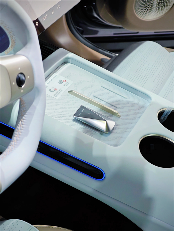 拳打理想L6腳踢問界M5 阿維塔07內(nèi)飾全曝光：拼色很豪華