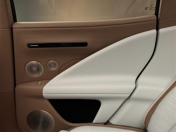 拳打理想L6腳踢問界M5 阿維塔07內(nèi)飾全曝光：拼色很豪華