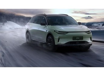 曝零跑C11開定速巡航高速路追尾 前車被頂出幾十米 封面圖