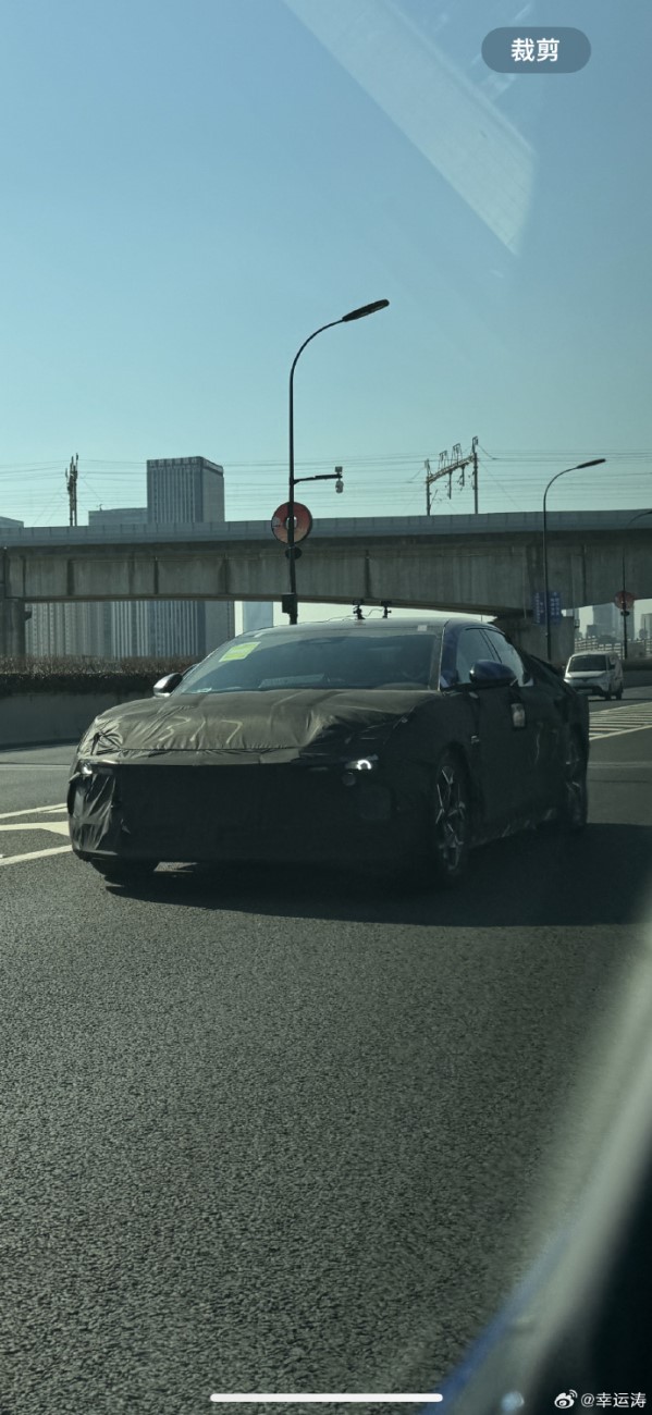 領(lǐng)克首款純電車型E371諜照曝光 “實車很大 姿態(tài)不錯”