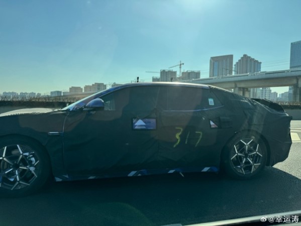 領(lǐng)克首款純電車型E371諜照曝光 “實車很大 姿態(tài)不錯”