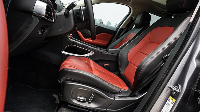 來自英倫獨特氣質(zhì) 捷豹F-PACE 2.0T 賽旗版