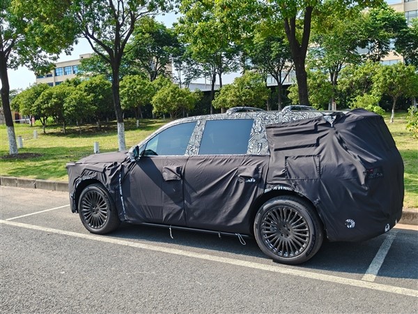 又一國(guó)產(chǎn)“庫(kù)里南”登場(chǎng)！嵐圖旗艦全尺寸SUV“泰山”曝光