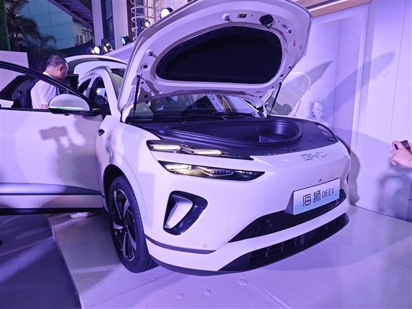 滿油滿電續(xù)航超1600km 比亞迪全新海獅06上市：13.98萬起