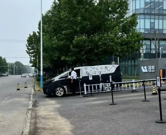 理想MPV預(yù)告圖泄露 李想微博回應(yīng) 還有5款純電車型