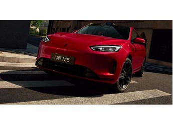 余承東首爆問(wèn)界新M5 Ultra年度新色躍影紅，高能量人生的必搭車色 封面圖