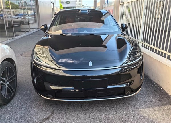 車標(biāo)裝上了！新款智界R7實(shí)車曝光：全黑化賊帥